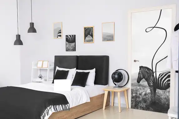 Türaufkleber für die Schlafzimmerdekoration lassen den Raum deutlich größer erscheinen.