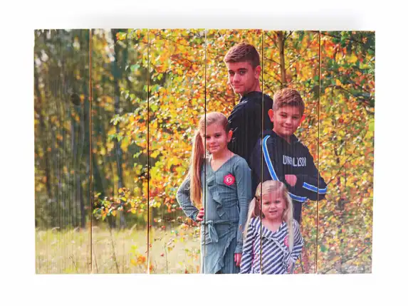 Foto von Fichtenholz mit vertikalen Brettern.