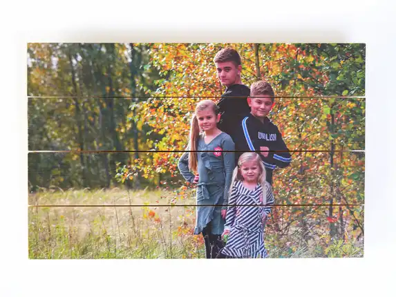 Foto auf Fichtenholz, Dielen sind für optimalen Druck weiß grundiert.