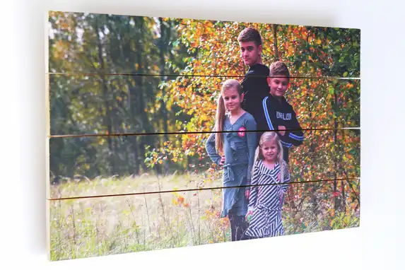 Familienfoto auf Fichtenholz in der Natur, eine schöne Kombination.