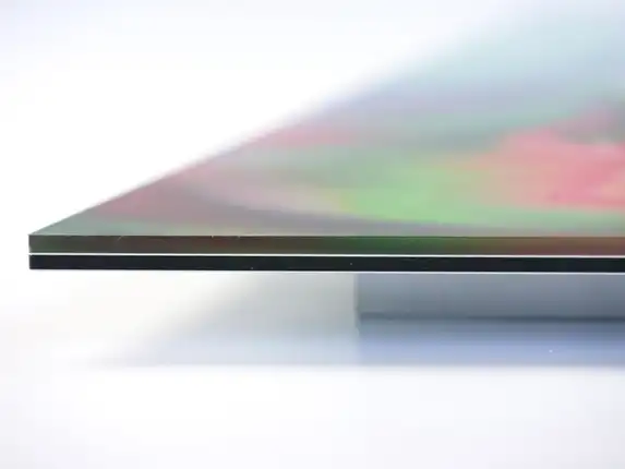 Hier sehen Sie das Plexibond-Foto von der Seite, das Foto zwischen Acryl und Dibond.