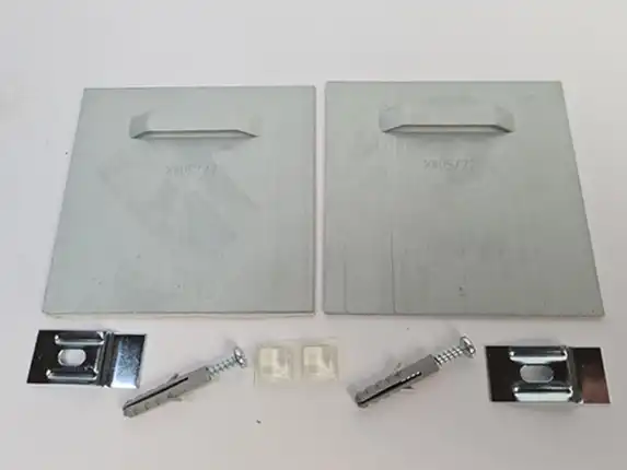 Zwei Klebeplatten 10x10 cm