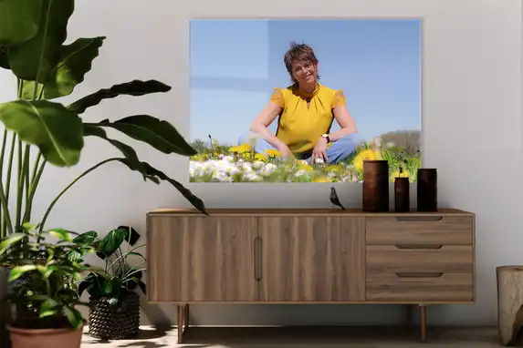 Portraitfoto auf Plexiglas im Wohnzimmer.