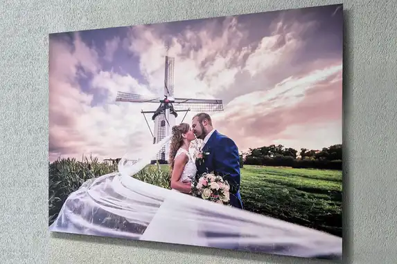 Für den Druck von Hochzeitsberichten eignen sich auch Fotos auf Aluminium sehr gut.